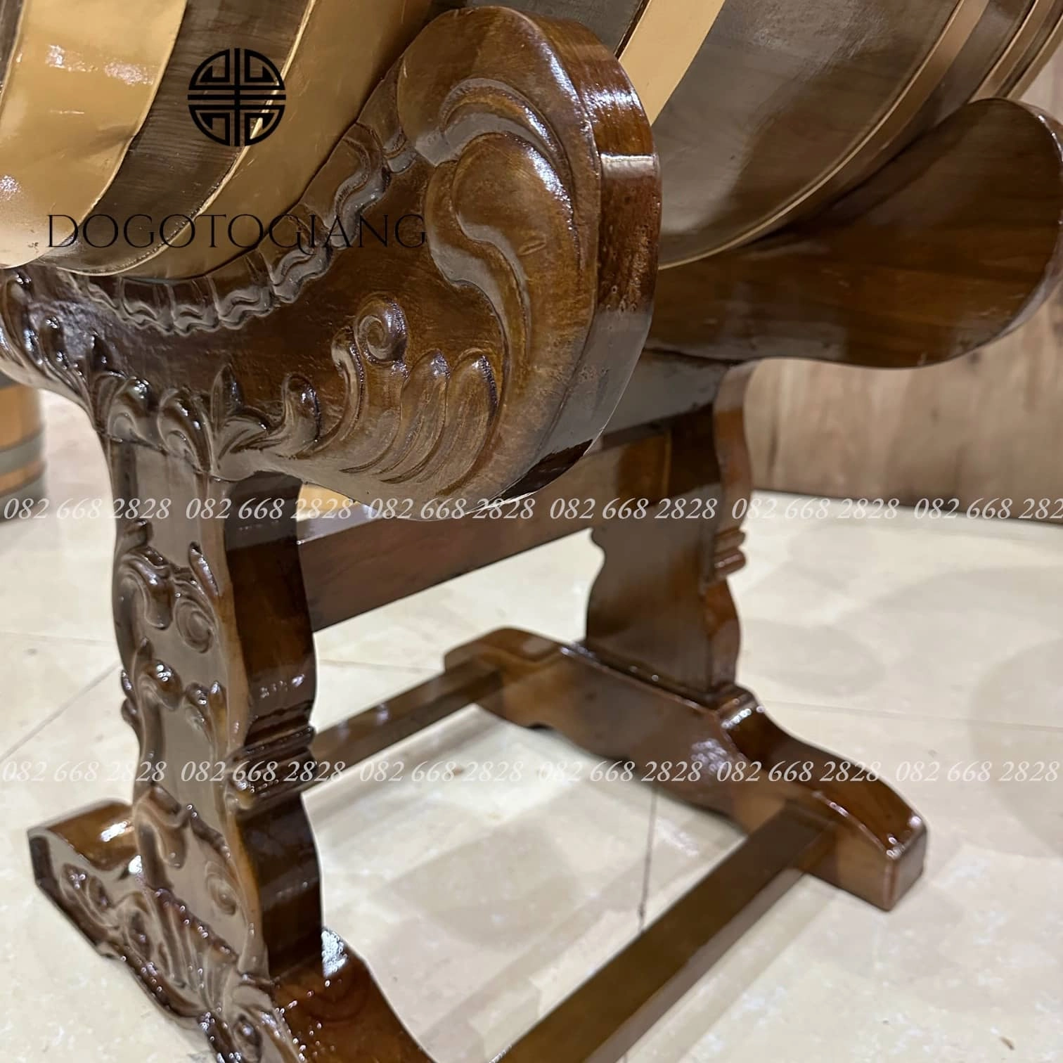 Hình ảnh chân giá chạm khắc 