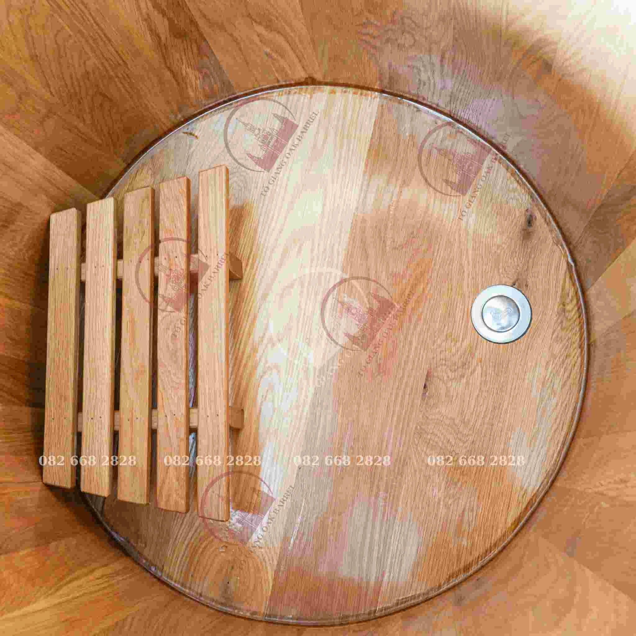 Bên trong bồn tắm gỗ sồi kiểu tròn