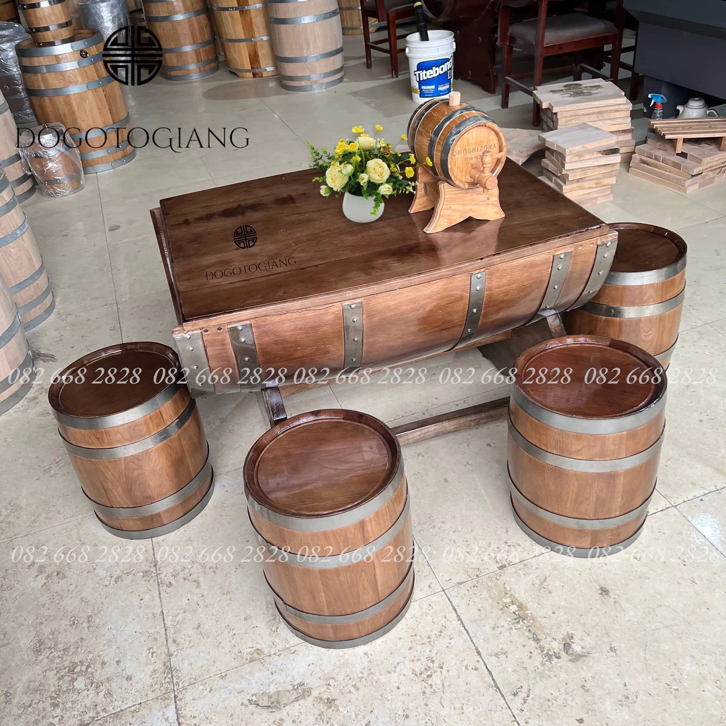 Bộ bàn gồm 1 bàn và 4 ghế 