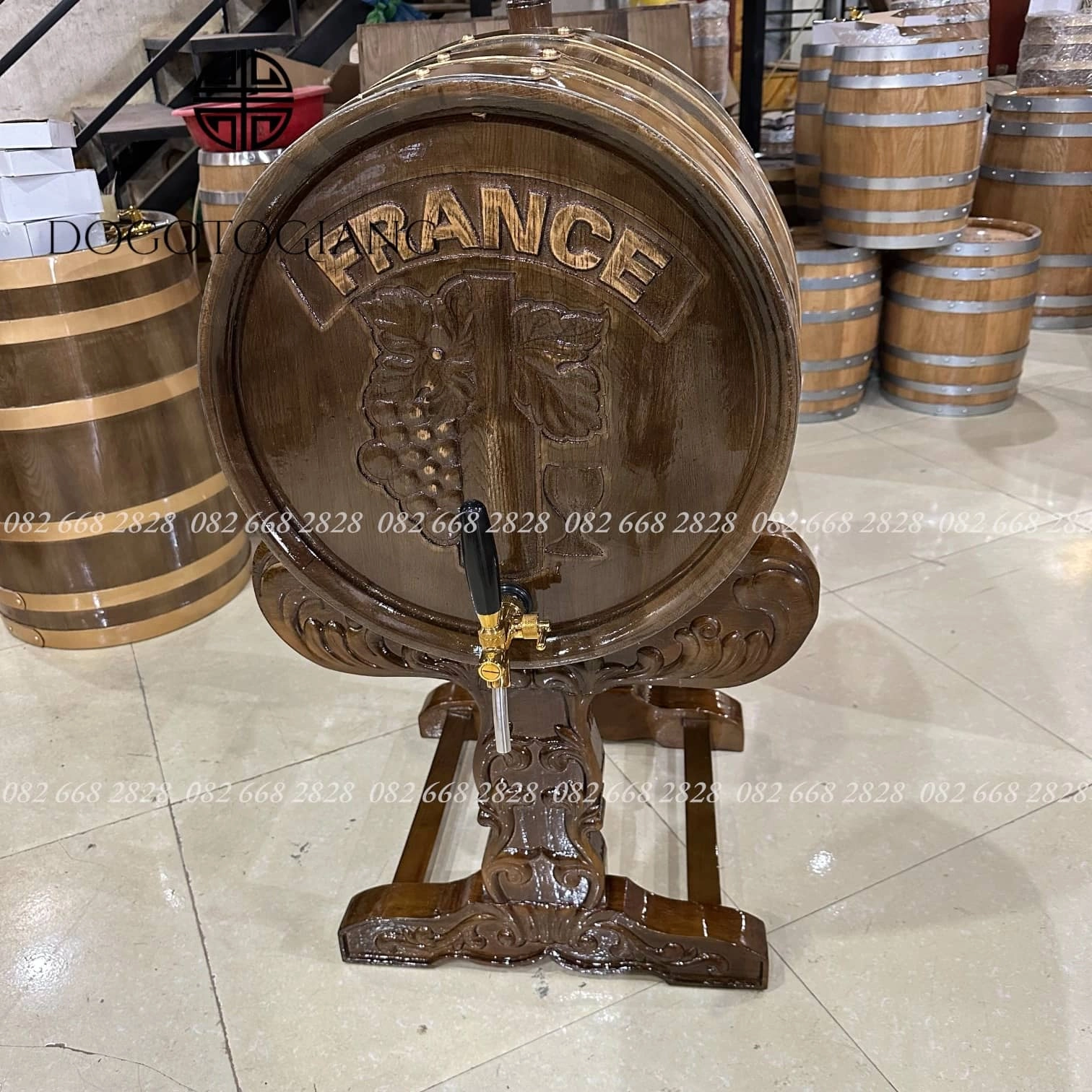 Thùng rượu gỗ sồi 100 lít chân giá chạm khắc mặt chữ France