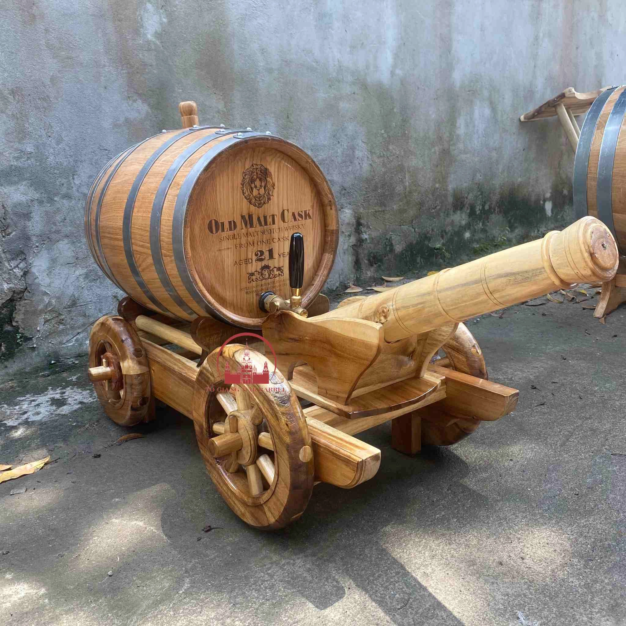 thùng gỗ sồi ngâm rượu kèm xe kéo pháo