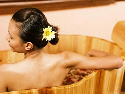bồn tắm gỗ đem lại lợi ích tuyệt vời cho sức khỏe
