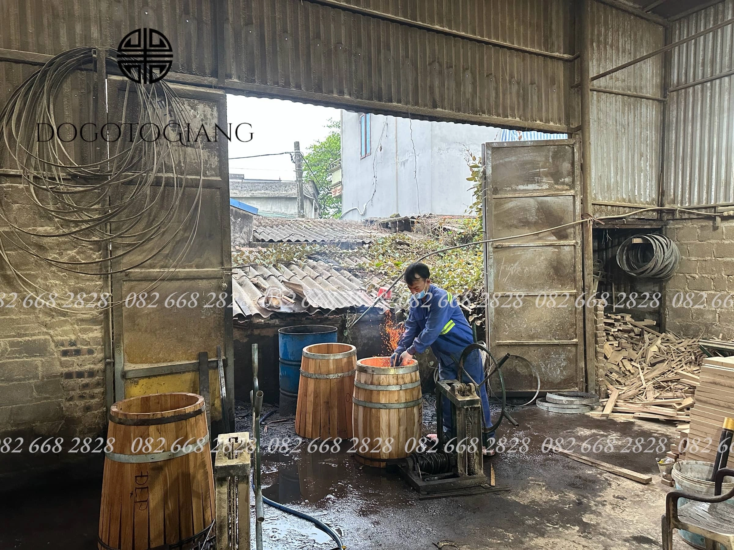 Đốt xém bề mặt trong của thùng giúp tạo hương vị đặc trưng cho rượu 