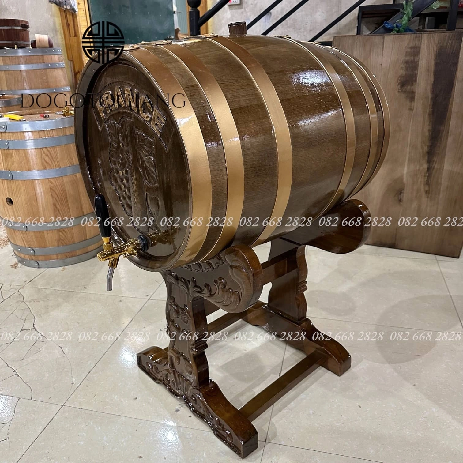 Thùng rượu gỗ sồi 100 lít chân giá chạm khắc được cố định bằng đai inox mạ đồng