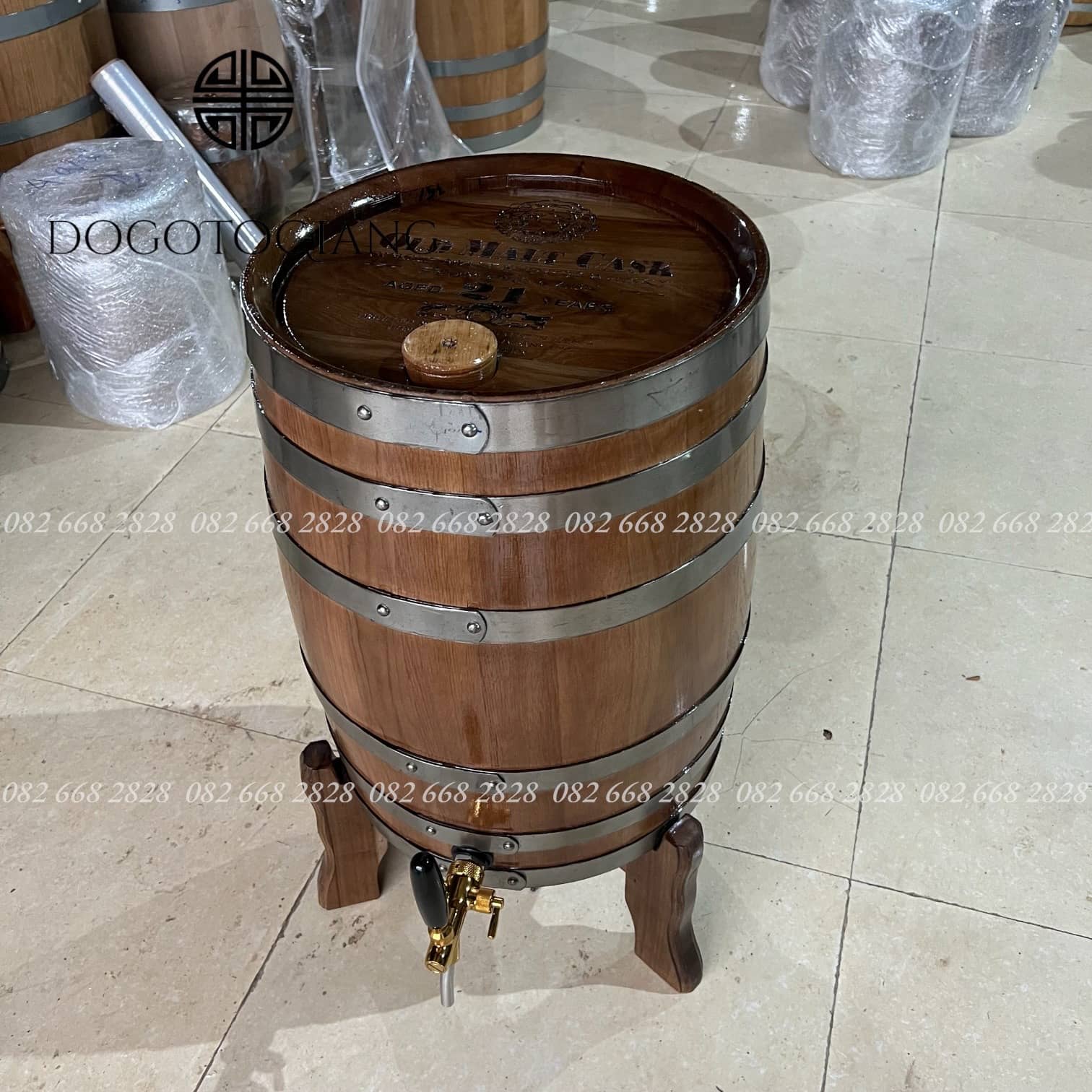 Nút đổ rượu phía trên cùng của thùng rượu gỗ sồi