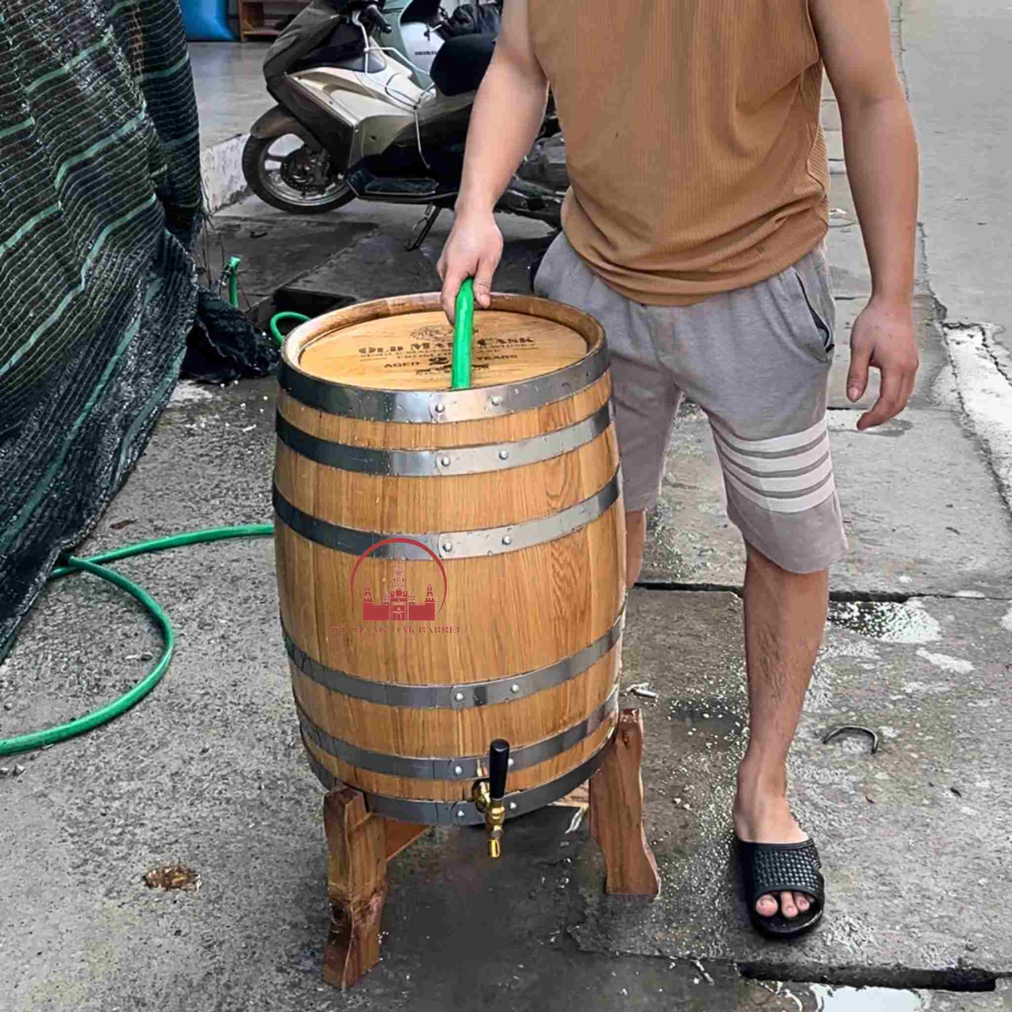 khâu đổ nước kiểm tra thùng gỗ sồi