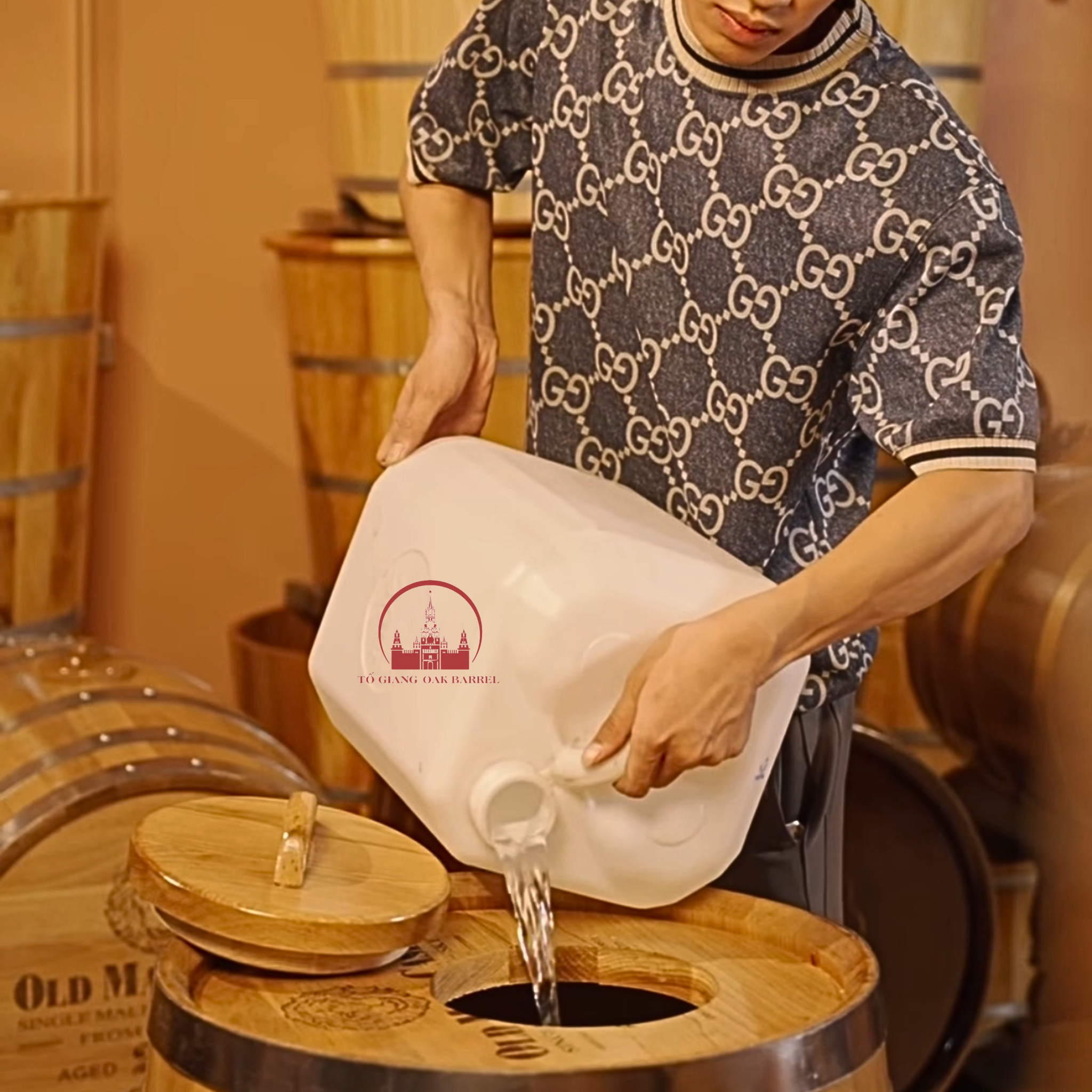 rượu trắng ngâm trong thùng gỗ sồi