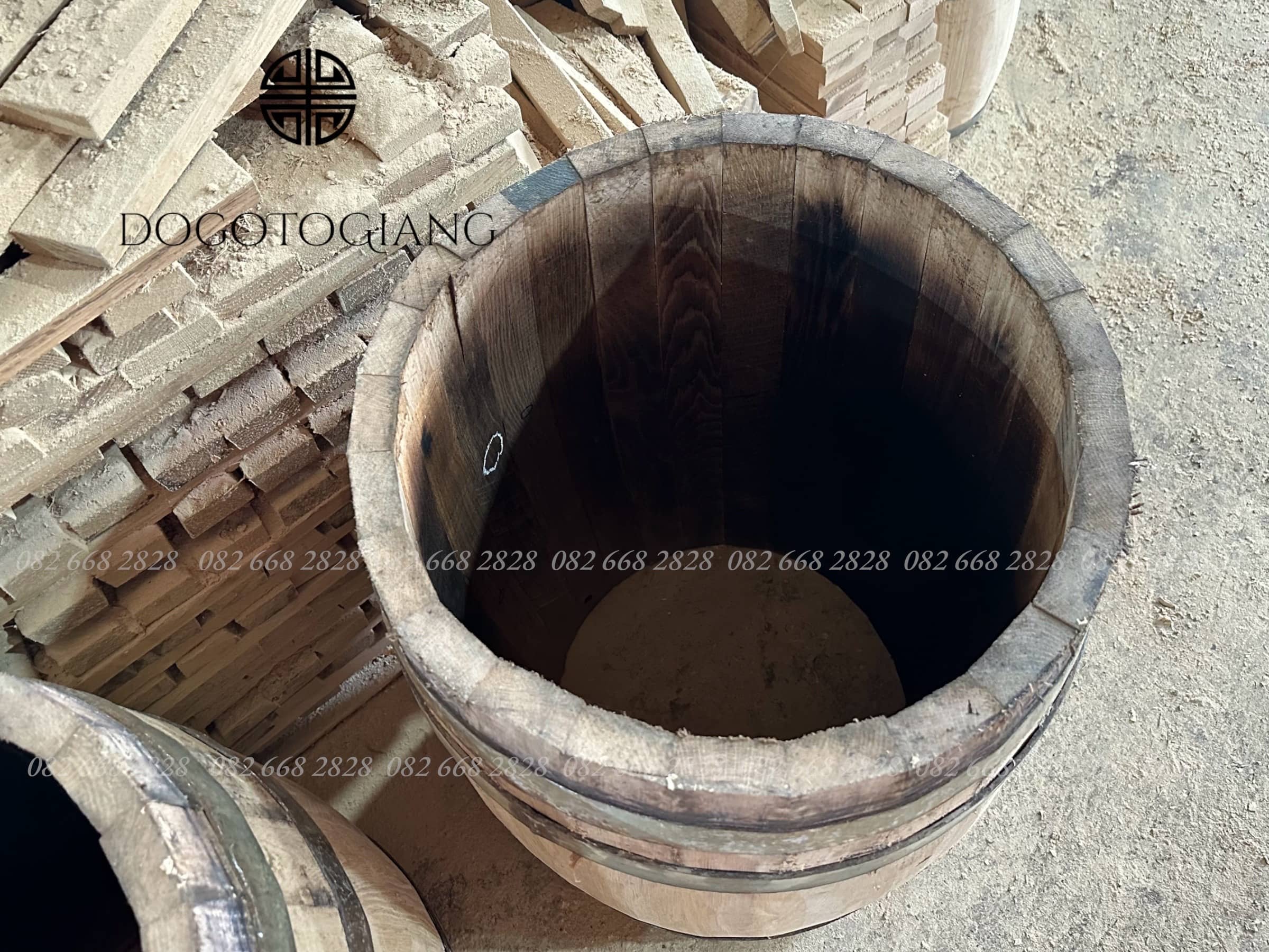 Mặt trong thùng rượu gỗ sồi 10 lít được đốt nhám 