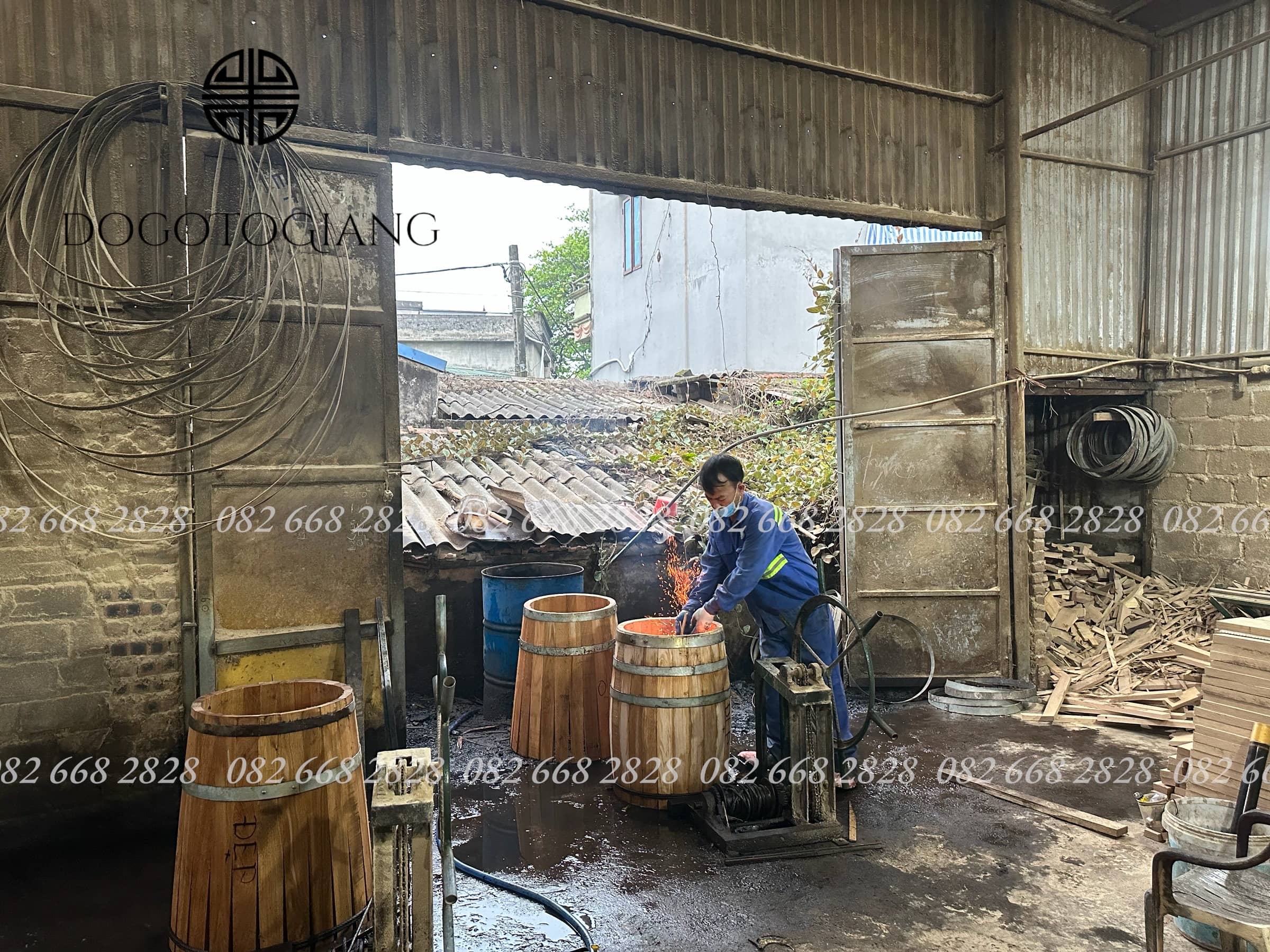 Đốt xém bề mặt trong của thùng giúp tạo hương vị đặc trưng cho rượu 