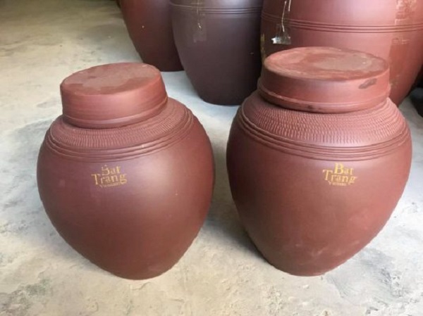 Ngâm rượu bằng chum sành là phương pháp truyền thống